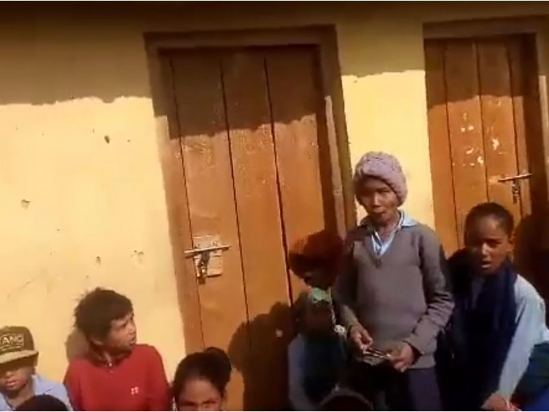 गाउँपालिका अध्यक्षले आफूले बनाएको भवन भन्दै विद्यालयमा लगाए ताला